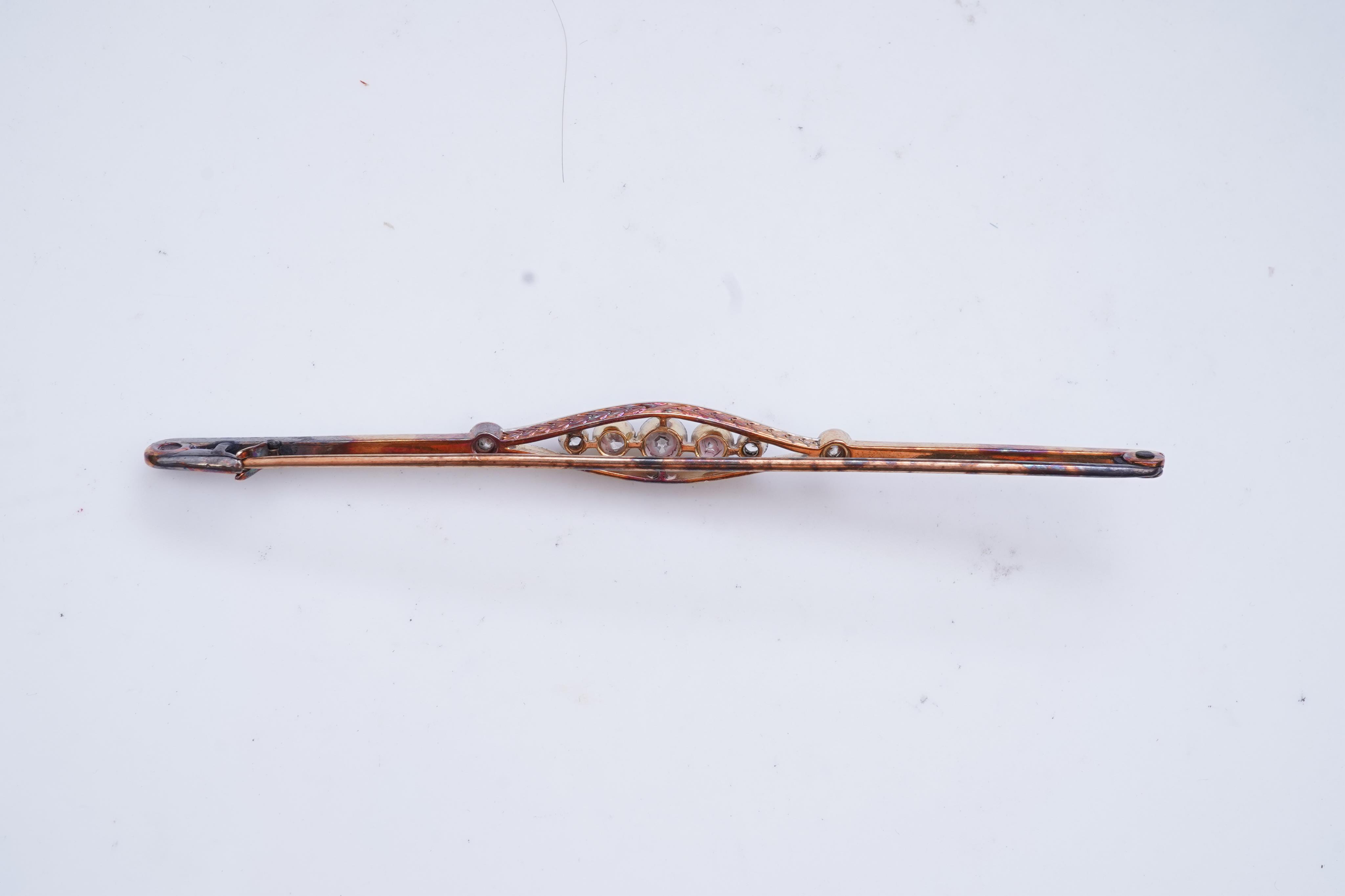 A diamond bar brooch, early 20th century